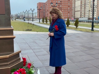 Елена Перепелицина приняла участие в возложении цветов на бульваре Героев Отечества в Кировском районе